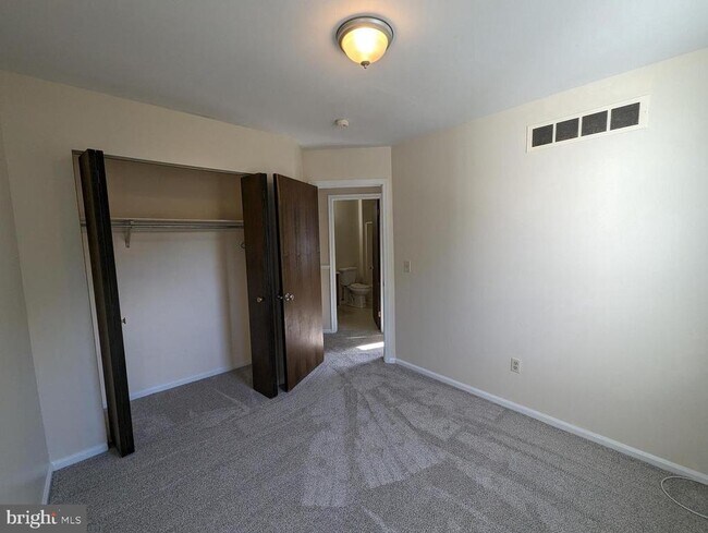 Building Photo - 830 Woodcrest Dr