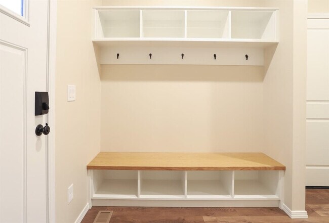 Building Photo - 717 E Elgin St