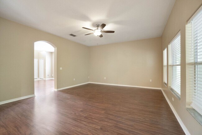 Building Photo - Spacious 4/3 House With 3-Car Garage In Th...