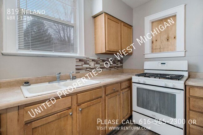 Building Photo - 819 Neland-