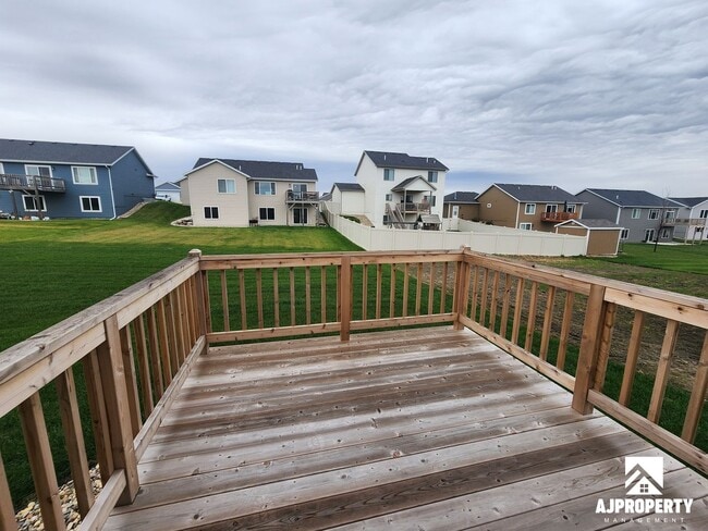 Building Photo - 300 S Willow Spring Dr