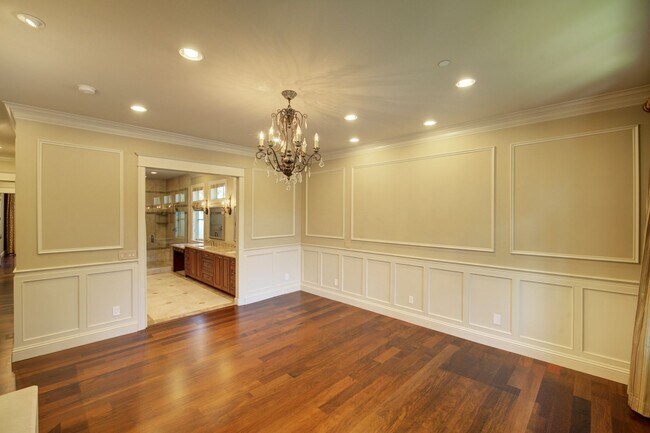 Building Photo - 4Bd+Den/4.5Ba Clyde Hill House