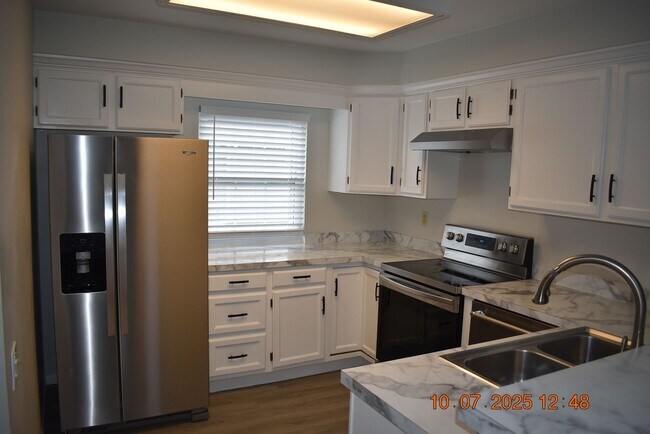 Building Photo - Updated 3 Bed Littleton Townhome