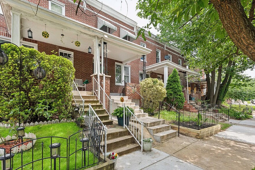 Primary Photo - 752 Melville Ave
