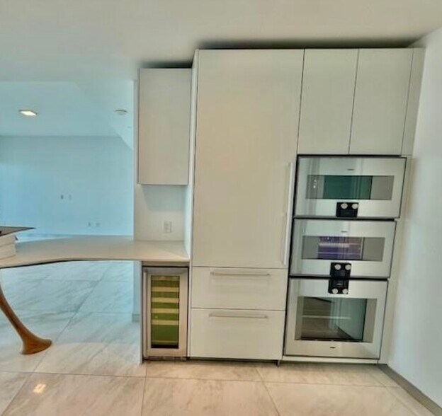 Building Photo - 16901 Collins Ave