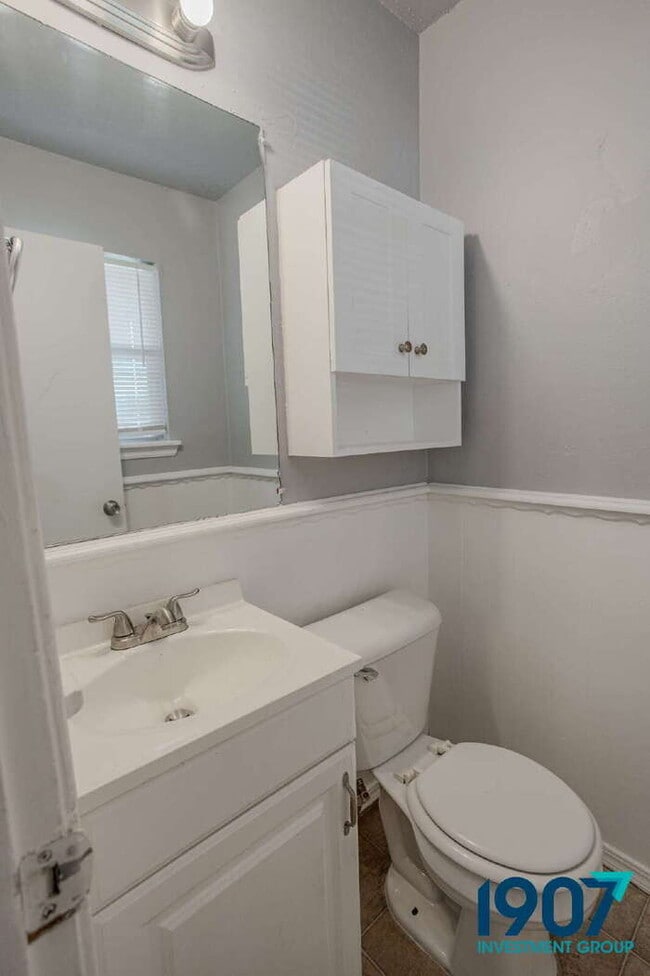 Building Photo - Charming 3-Bedroom Home in Del City - Read...