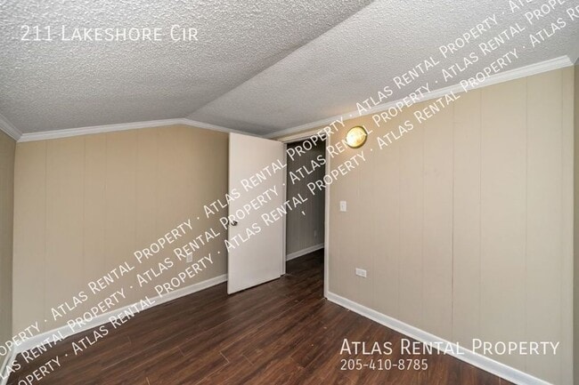 Building Photo - 211 Lakeshore Cir