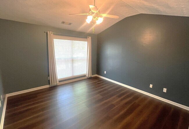Building Photo - End Unit Townhome - Included in the RENT Water, Trash and Lawncare!