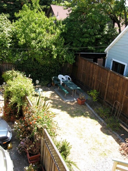 Shared fenced back yard - 28175 2817.5 Telegraph Ave