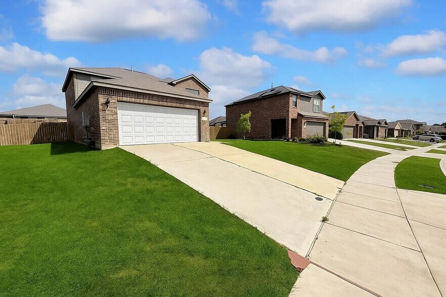Building Photo - Room in House on Serena Dr