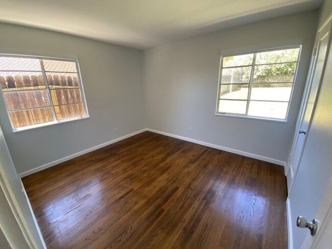 Building Photo - Charming 3 Bedroom Home in Quiet Tree-Line...