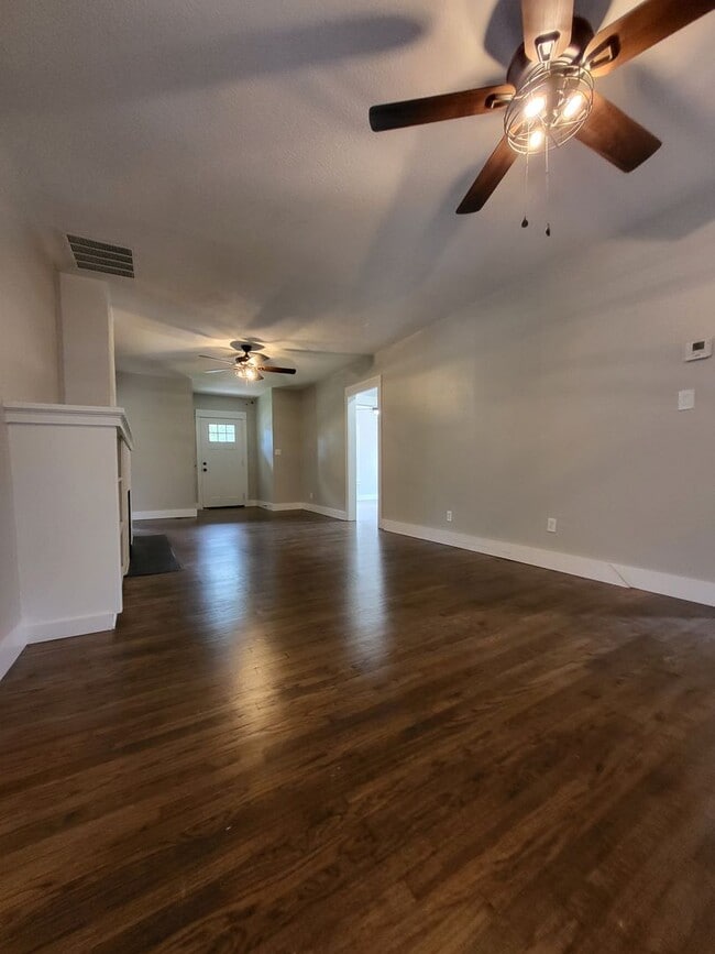 Building Photo - PRELEASING - June 2026 - (3) Bed/(2) Bath ...