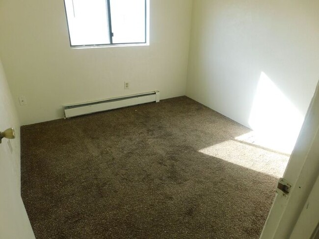 Building Photo - 2 Bed 1 Bath Apartment Centrally Located i...