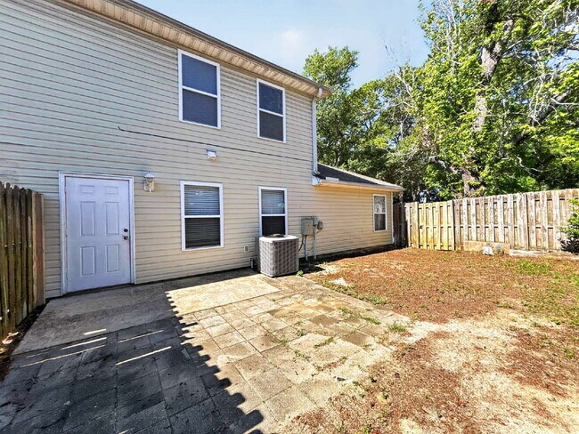 Building Photo - "Spacious 3-Bedroom Townhouse Oasis with 3.5 Baths in Fort Walton Beach – Your Perfect Retreat Aw...