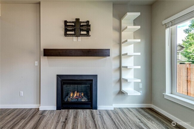 Building Photo - Duplex Style CONDO - 3 Bed 2.5b Bath Fully...