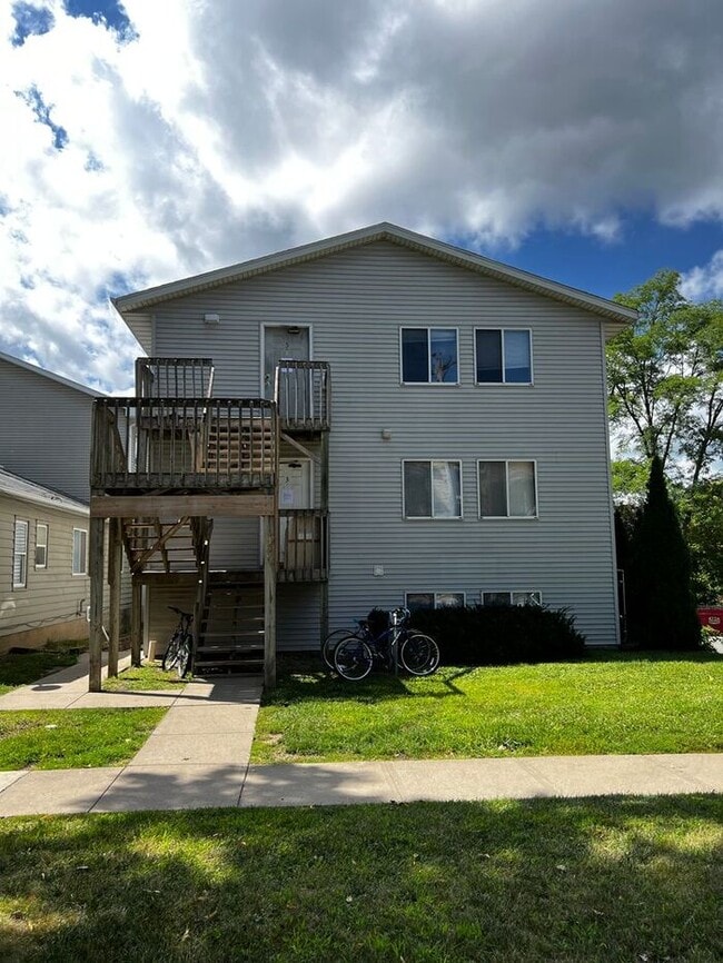 Building Photo - $1,175 | 3 Bedroom, 1 Bathroom Apartment |...
