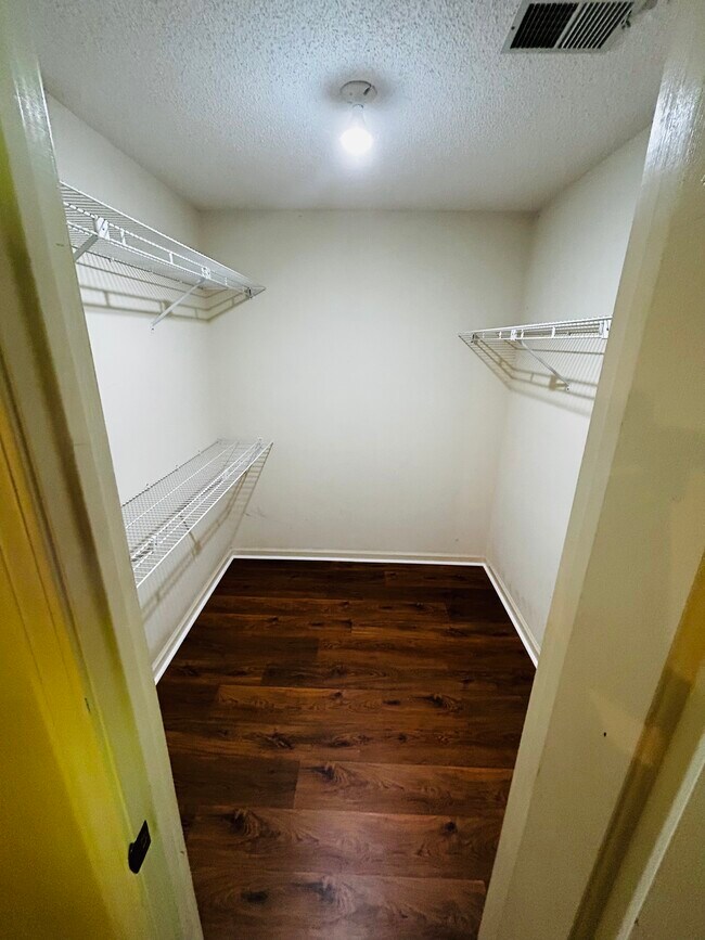 Building Photo - 709 Pineapple Pointe