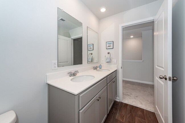 Building Photo - 3 Bedroom, 2.5 Bathroom Townhome in Caroli...