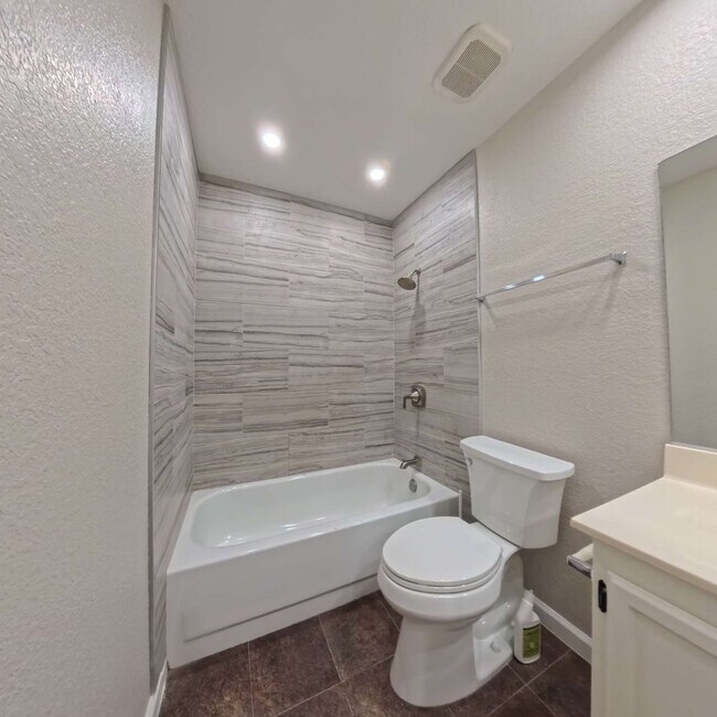 Building Photo - Stunning 2-Bedroom Condo 2nd Floor at The Lakes!