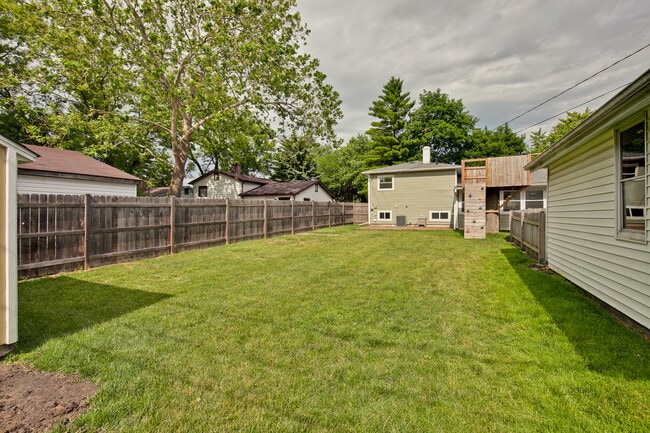 Building Photo - 648 N Greenview Ave