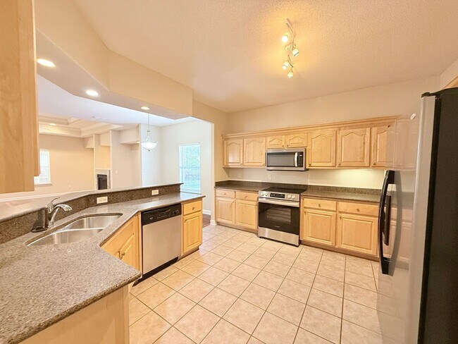 Building Photo - Spacious 3 Bed/2 Bath Home - 0.82 Acre Lot