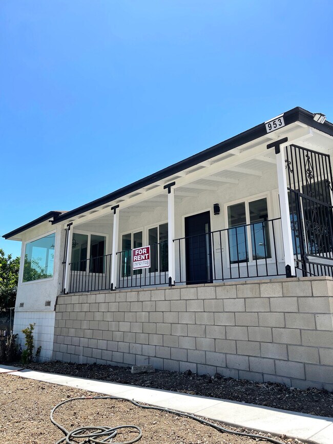 Building Photo - 953 N Hicks Ave