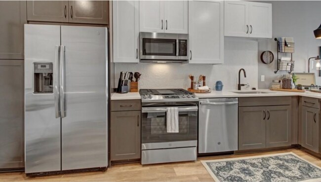 Building Photo - 719 8th Ave S