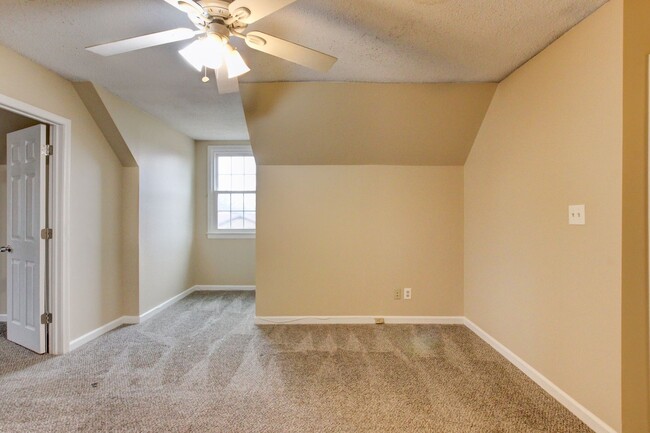 Building Photo - Fresh and Clean 4 bed Near Ft Campbell and...