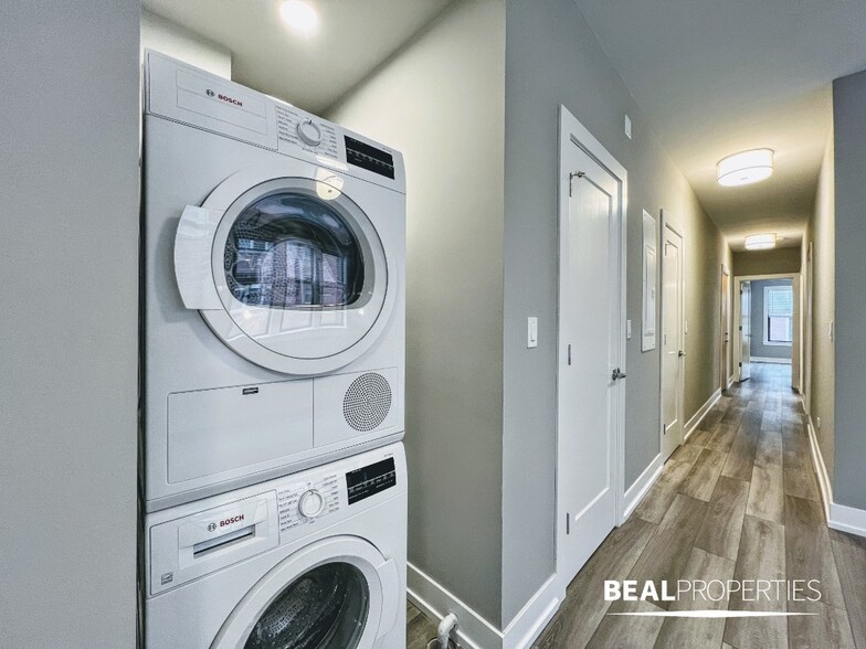 Building Photo - 3935 N Janssen Ave