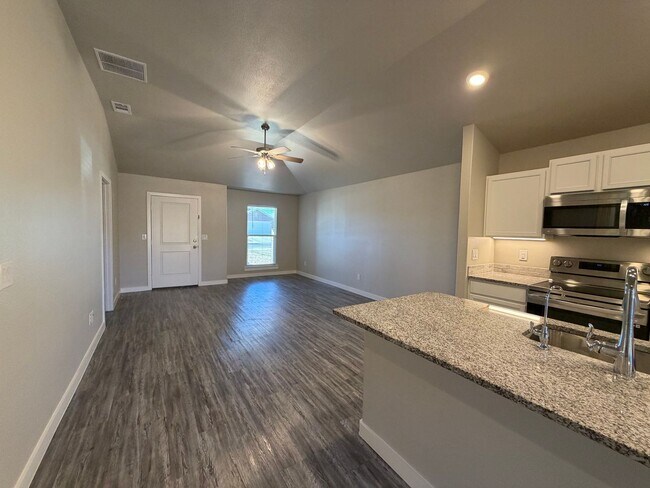 Building Photo - Pre leasing for July: 3/2 located in Upland Crossing!