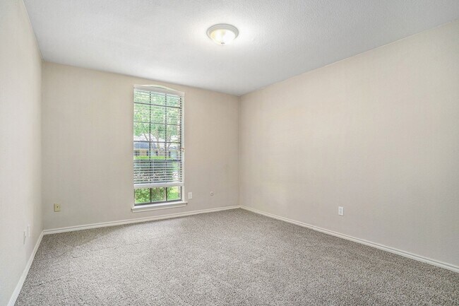 Building Photo - 802 Pebblebrook Dr