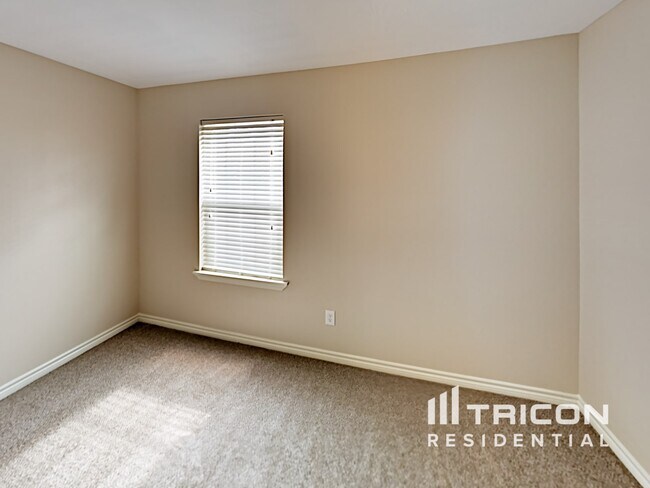 Building Photo - 729 Forest Ln Dr