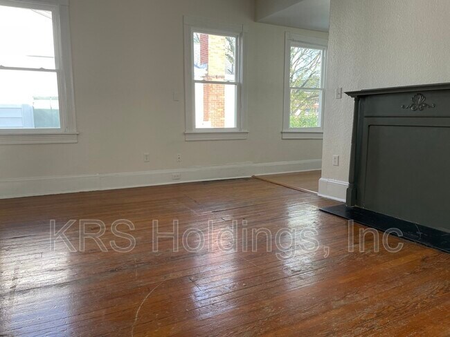 Building Photo - 423 London St