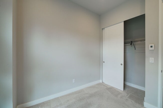 Building Photo - 4Bd/3Ba Bellevue Townhouse