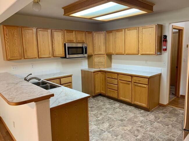 Building Photo - Gorgeous 5 Bedroom 3.5 Bath House with 3 c...