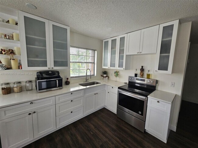 Building Photo - 161 SE Village Dr