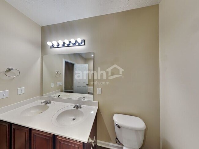Building Photo - 40 Shady Valley Dr