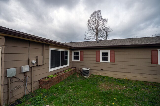 Building Photo - Lovely 3 Bed / 2 Bath in Private Setting--AVAILABLE NOW!!!