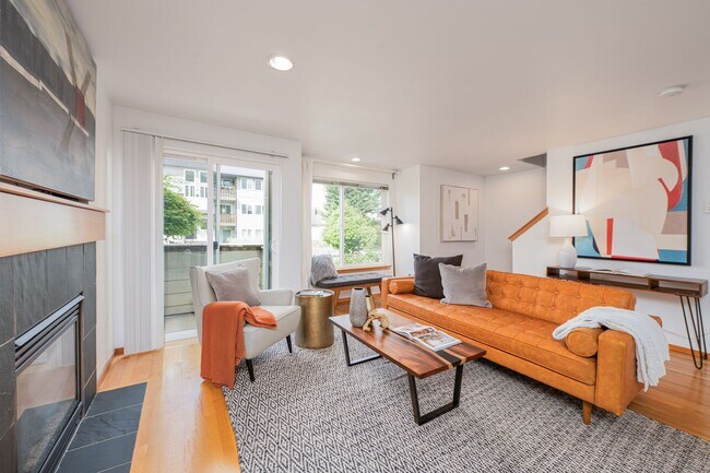 Building Photo - Greenwood Area Townhome!