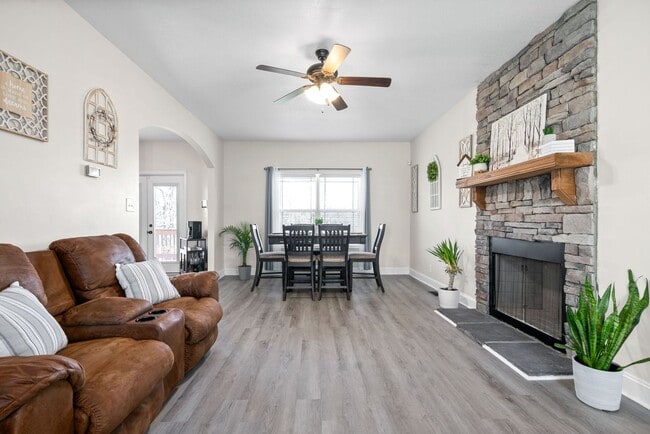 Building Photo - Pet Friendly Three Bedroom with Bonus!