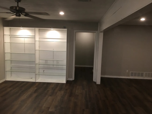 Building Photo - 621 Mink Dr