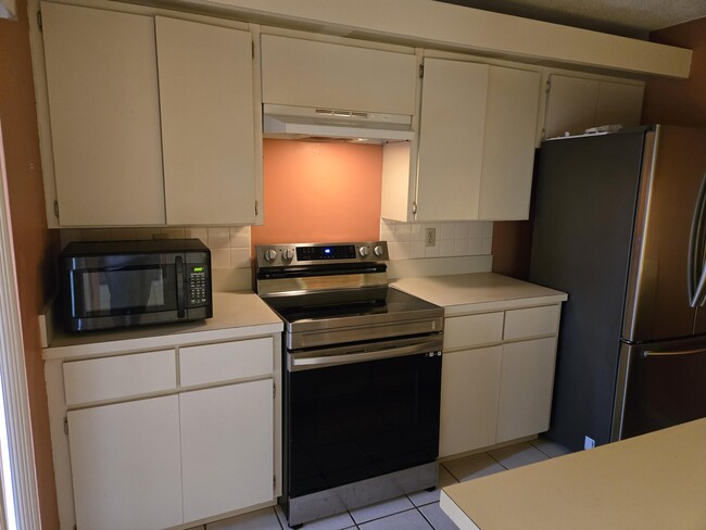 Building Photo - 505 Live Oak Ln