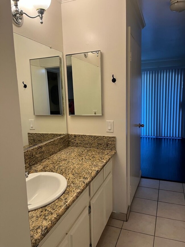 Building Photo - Spacious 2-Bedroom Condo on the First Floo...