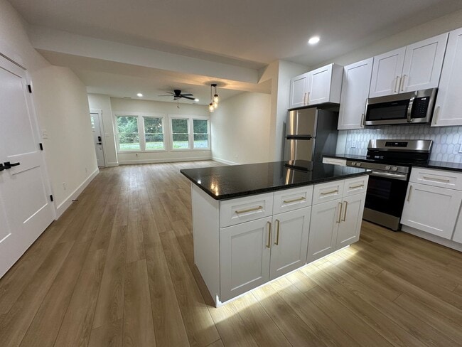 Building Photo - Gorgeous townhome on Candlers Mt! Close to LU. First month rent half off special!