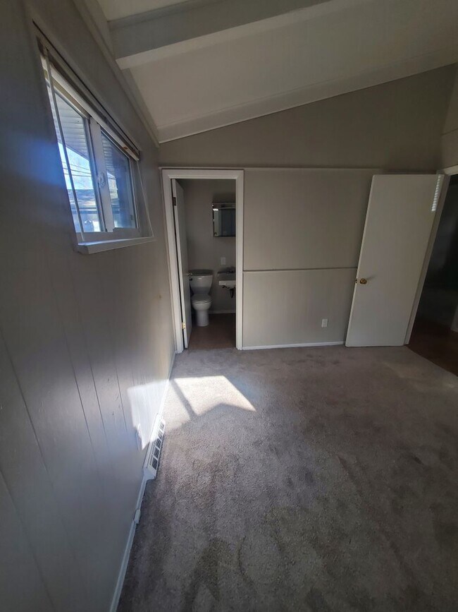Building Photo - Spacious Ranch Style 4 BR Available in Aug...