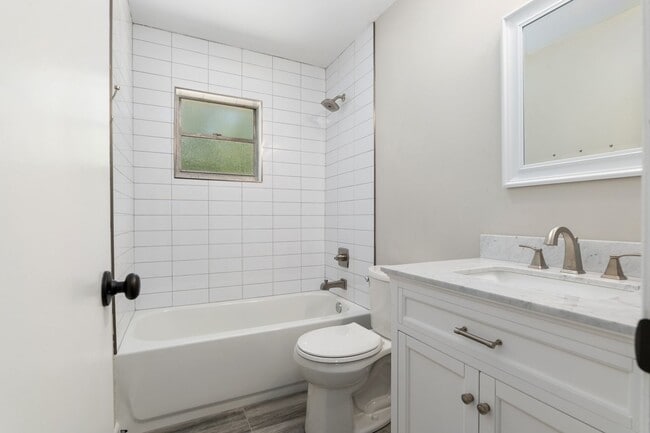 Building Photo - 605 NW 9th Cir