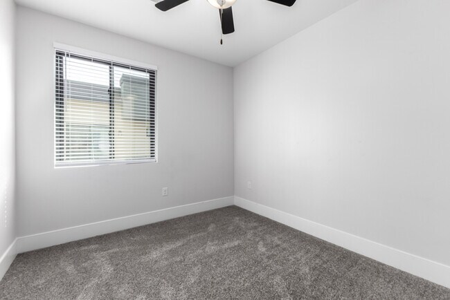 Building Photo - 164 E Lexington Ave