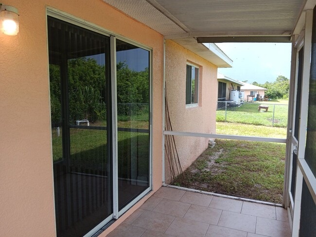 Building Photo - 3 Bedroom 2 Bath Duplex