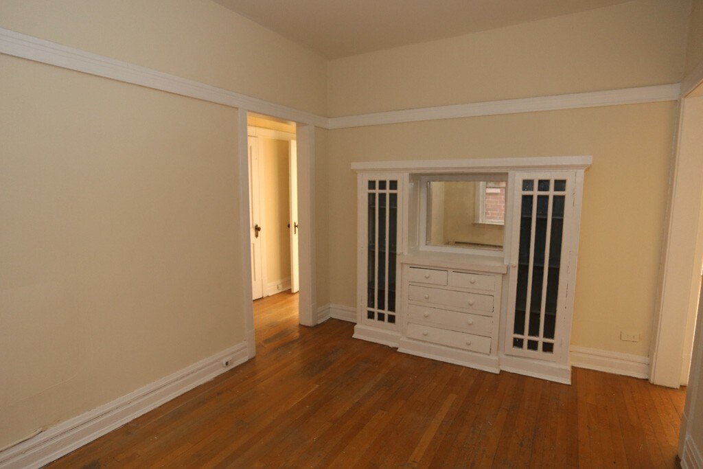 Building Photo - 710 W Barry Ave