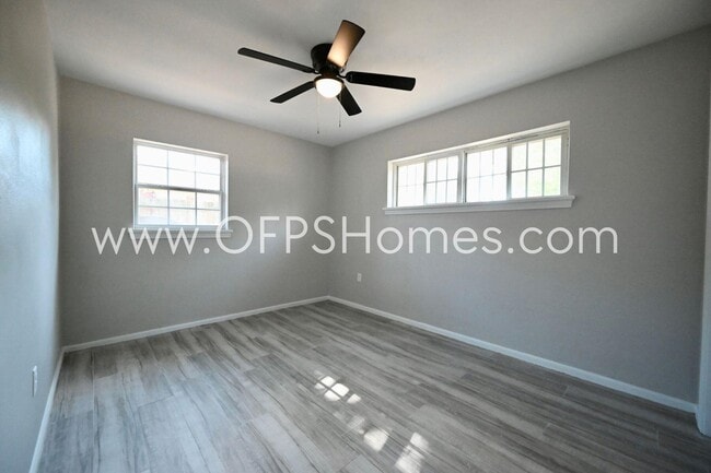 Building Photo - 131 Adkinson Dr